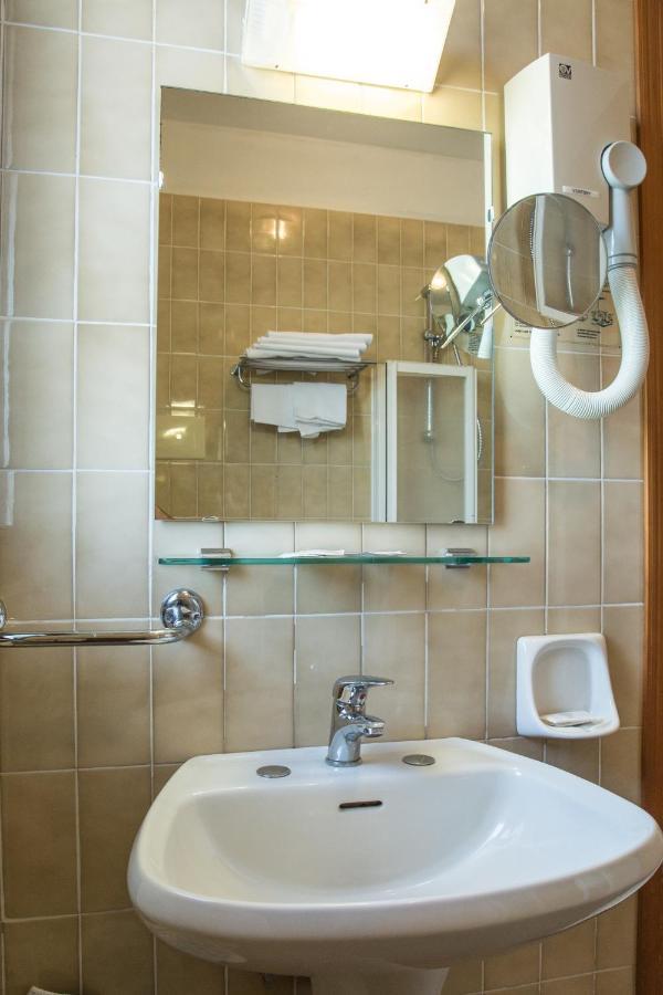 Small Double Room,1347270089:JPEG